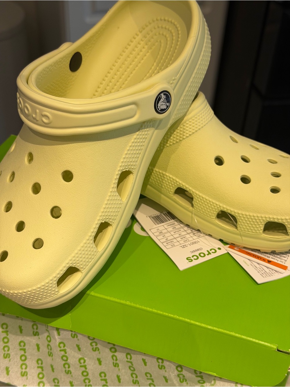 CROCS womens 8 men’s 6 Classic Clog in frothy green